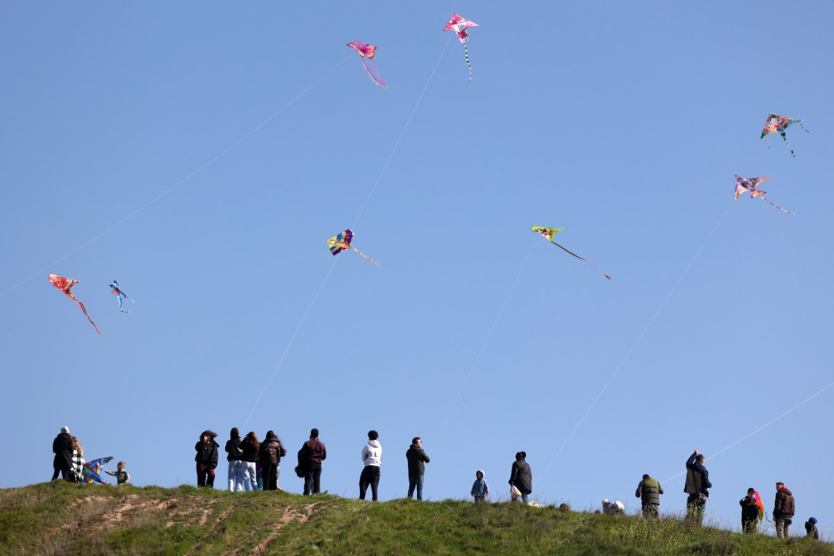 Καθαρά Δευτέρα: Πλήθος κόσμου γιορτάζει τα Κούλουμα στη Θεσσαλονίκη – Το αδιαχώρητο στο Σέιχ Σου