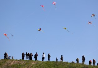 Καθαρά Δευτέρα: Πλήθος κόσμου γιορτάζει τα Κούλουμα στη Θεσσαλονίκη – Το αδιαχώρητο στο Σέιχ Σου
