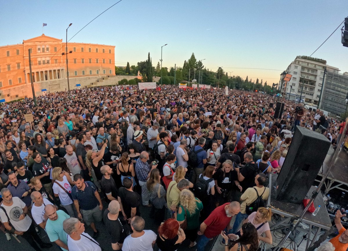 «Απαιτούμε πραγματική δικαίωση»: Οργή λαού 3 χρόνια μετά το έγκλημα στα Τέμπη – Ξεσηκωμός και απεργίες σε όλη τη χώρα