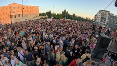 «Απαιτούμε πραγματική δικαίωση»: Οργή λαού 3 χρόνια μετά το έγκλημα στα Τέμπη – Ξεσηκωμός και απεργίες σε όλη τη χώρα