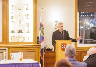 Ο Δήμαρχος Πειραιά Γιάννης Μώραλης στην κοπή πίτας της Επιτροπής Ναυτιλίας του Δήμου Πειραιά