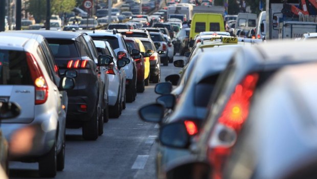 Ο καλός καιρός μπλόκαρε τους δρόμους – Πού υπάρχουν προβλήματα