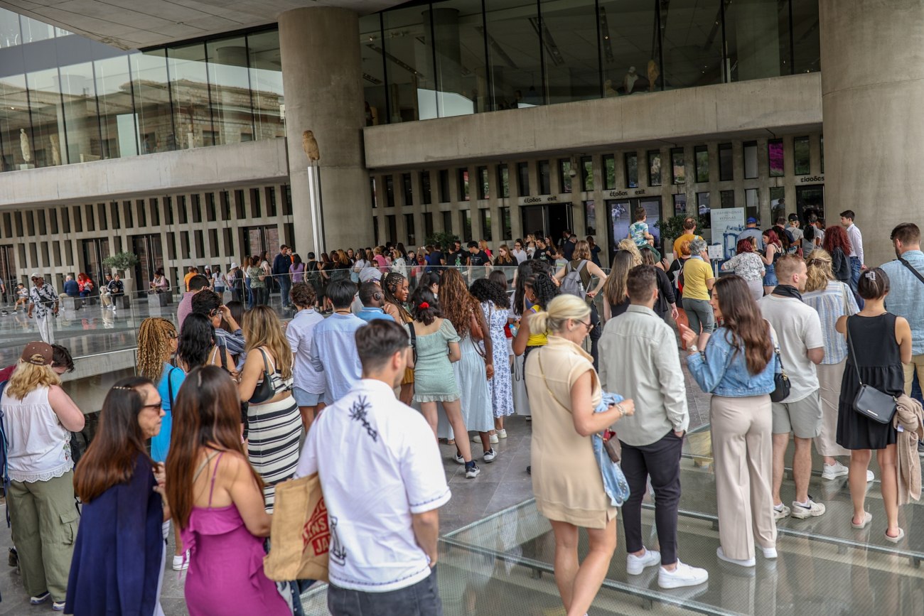 εικόνα που δείχνει πλήθος κόσμου να περιμένει υπομονετικά να εισέλθει στο Μουσείο της Ακρόπολης 