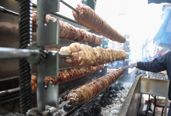 Τσικνοπέμπτη: Πώς επηρεάζουν το παραδοσιακό τραπέζι οι ανατιμήσεις στο κρέας