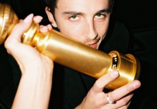 Ο Τιμοτέ Σαλαμέ δεν κοιμάται και ξυπνάει με τη σκέψη του να κερδίσει Όσκαρ, ενώ ο κόσμος καίγεται