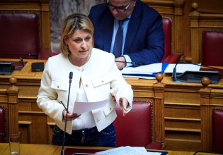 Με την «ουρά στα σκέλια» μετά από δύο μέρες η Αλεξοπούλου της ΝΔ και των 20 ακινήτων για την κυνική δήλωση «ο τζάμπας πέθανε»