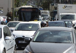 Κυκλοφοριακό κομφούζιο στη Λεωφόρο Θηβών – Φορτηγό προσέκρουσε σε σταθμευμένα, τρεις τραυματίες