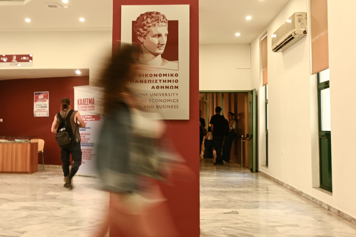 «Ήταν μια στιγμή αγριότητας που δεν θέλω να θυμάμαι» λέει ο πρώην πρύτανης ΟΠΑ για την επίθεση του 2020