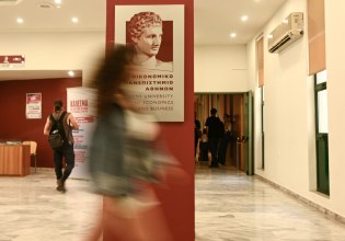 «Ήταν μια στιγμή αγριότητας που δεν θέλω να θυμάμαι» λέει ο πρώην πρύτανης ΟΠΑ για την επίθεση του 2020