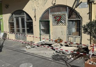 Ρέθυμνο: Κατέρρευσε τμήμα κτιρίου σε κεντρικό δρόμο – Από θαύμα δεν υπήρξαν θύματα