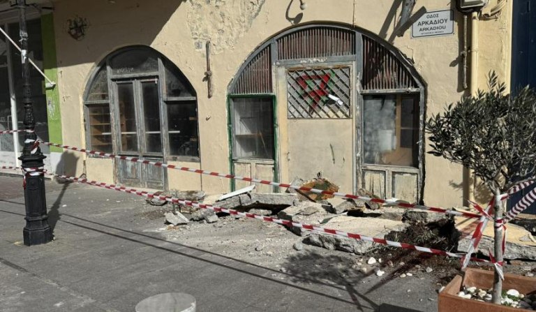 Ρέθυμνο: Κατέρρευσε τμήμα κτιρίου σε κεντρικό δρόμο – Από θαύμα δεν υπήρξαν θύματα