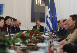 Μεταξύ του «δεν υπάρχει εναλλακτική», αυταρχικής συμπεριφοράς και του «είναι κλέφτες και αυτοί» στρώνεται το έδαφος της ακροδεξιάς