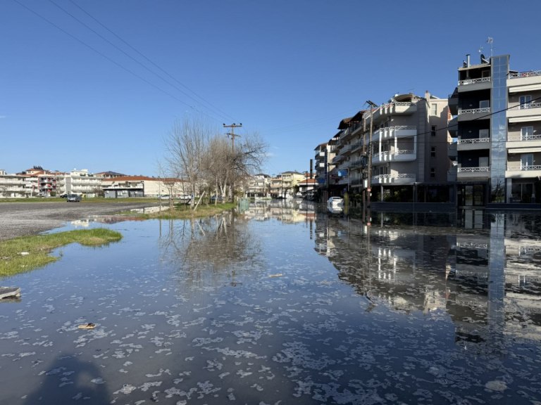 Η άμμος στις αυλές των σπιτιών της Κατερίνης-Φαινόμενο «κυμάτων γίγας»