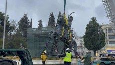 Τρίπολη: Απομακρύνθηκε ο ανδριάντας του Κολοκοτρώνη από την Πλατεία Άρεως για συντήρηση