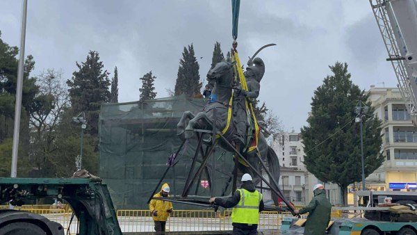 Τρίπολη: Απομακρύνθηκε ο ανδριάντας του Κολοκοτρώνη από την Πλατεία Άρεως για συντήρηση