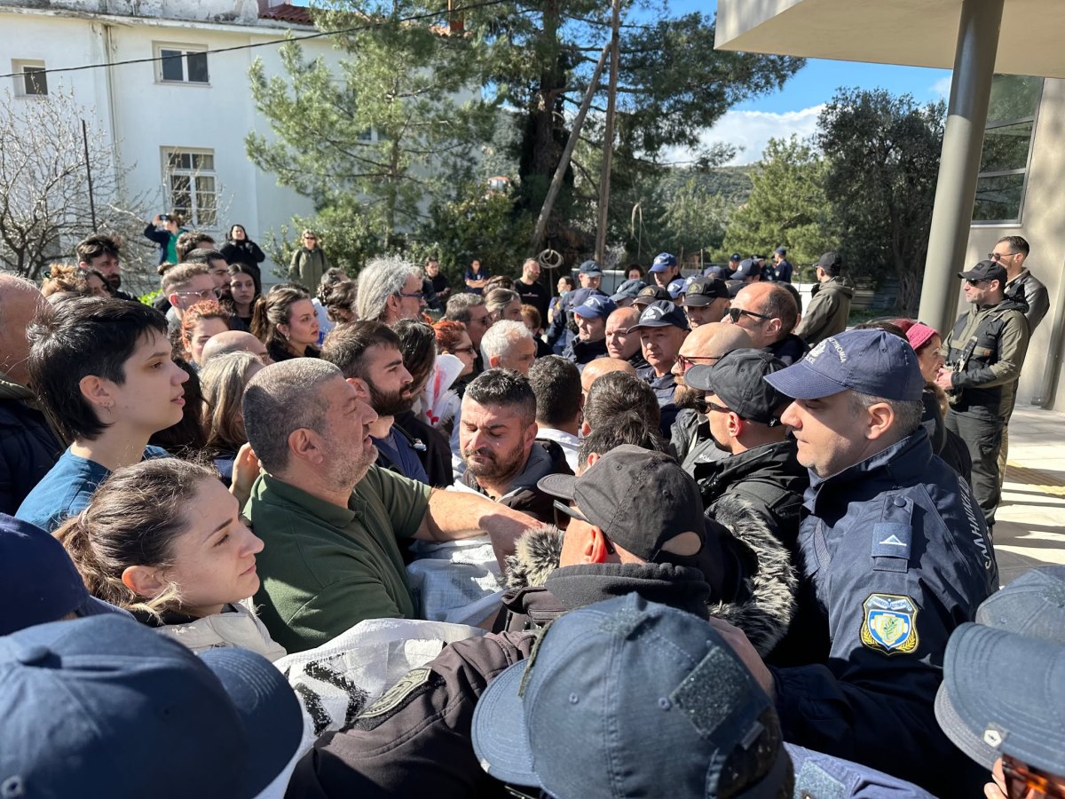 Μυτιλήνη: Νέα ένταση με Άδωνι Γεωργιάδη, υγειονομικούς και αστυνομία – Καταγγέλλουν αποκλεισμό οι εργαζόμενοι