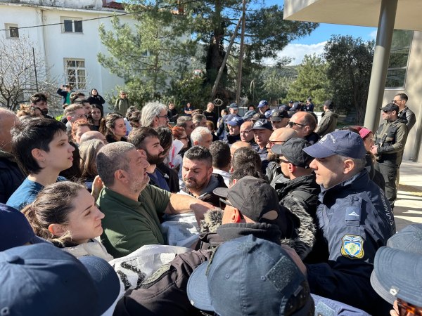 Μυτιλήνη: Νέα ένταση με Άδωνι Γεωργιάδη, υγειονομικούς και αστυνομία – Καταγγέλλουν αποκλεισμό οι εργαζόμενοι