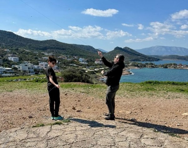Καθαρά Δεύτερα: Ο Ανδρουλάκης πέταξε χαρταετό με τον 13χρονο γιο του – «Ομάδα που κερδίζει, δεν αλλάζει»