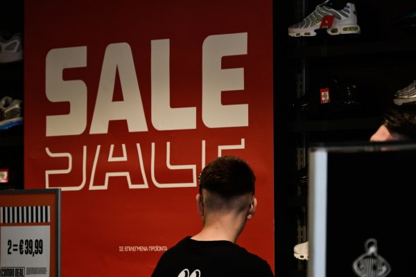 Τέσσερις στους δέκα γυρίζουν την πλάτη στα επώνυμα