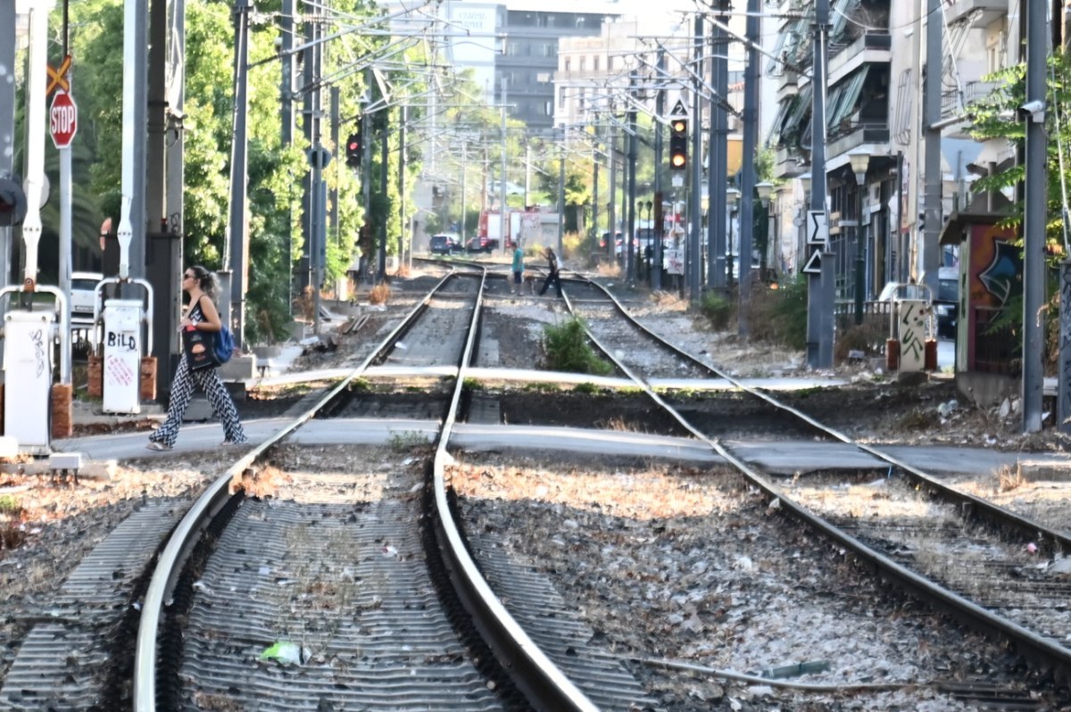 Συνελήφθη άντρας έκλεψε καλώδιο χαλκού 100 μέτρων στον προαστιακού στο Ζεφύρι – Βίντεο από τη δράση του
