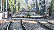 Συνελήφθη άντρας έκλεψε καλώδιο χαλκού 100 μέτρων στον προαστιακού στο Ζεφύρι – Βίντεο από τη δράση του