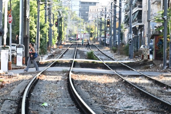 Συνελήφθη άντρας έκλεψε καλώδιο χαλκού 100 μέτρων στον προαστιακού στο Ζεφύρι – Βίντεο από τη δράση του