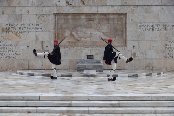 Δένδιας – Μενδώνη ανακοίνωσαν Μικτή Συμβουλευτική Επιτροπή για τον Άγνωστο Στρατιώτη