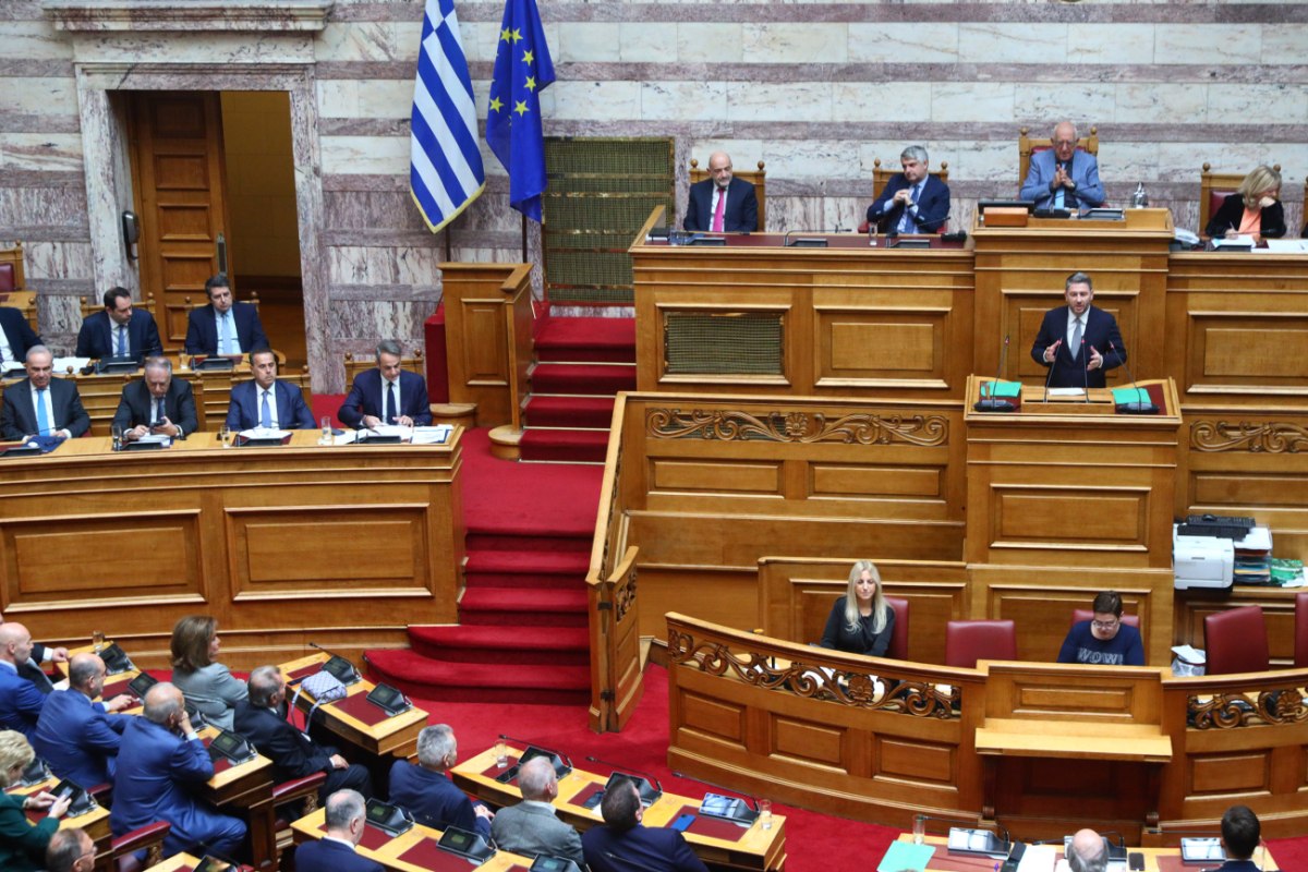 Διασταυρώνουν τα ξίφη τους Μητσοτάκης και Ανδρουλάκης για τα ενεργειακά και την ακρίβεια