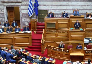 Διασταυρώνουν τα ξίφη τους Μητσοτάκης και Ανδρουλάκης για τα ενεργειακά και την ακρίβεια