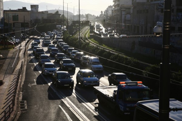 Στο «κόκκινο» οι δρόμοι της Αττικής – Σημαντικές καθυστερήσεις