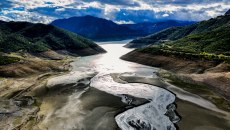 Λίμνη Μόρνου: Θεαματική άνοδος της στάθμης του νερού από τις βροχοπτώσεις