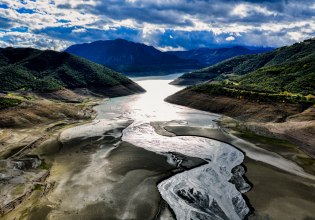 Λίμνη Μόρνου: Θεαματική άνοδος της στάθμης του νερού από τις βροχοπτώσεις