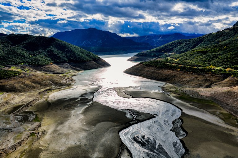 Λίμνη Μόρνου: Θεαματική άνοδος της στάθμης του νερού από τις βροχοπτώσεις