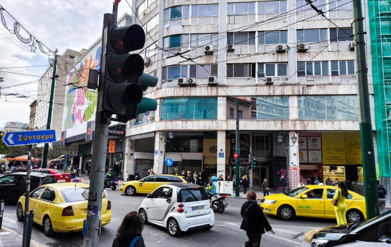 Ομόνοια: Κυκλοφοριακή συμφόρηση στο κέντρο της Αθήνας – Διεκόπη η κυκλοφορία στην οδό Γερανίου