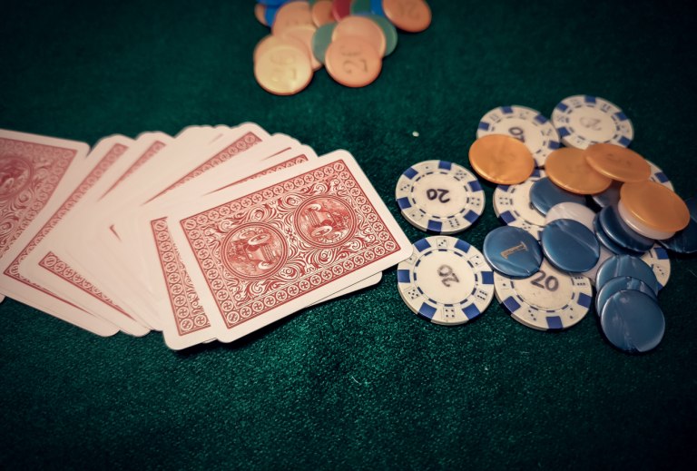 Νομοσχέδιο για παράνομο τζόγο: : «Καμπάνες» έως 800.000 ευρώ, black list ιστοτόπων και κυρώσεις σε influencers