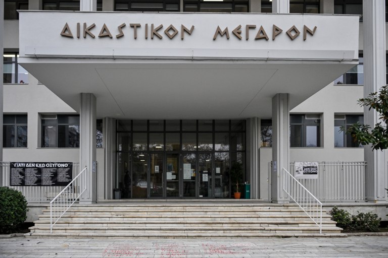 Στη Λάρισα, οριστικά, η δίκη για το δυστύχημα των Τεμπών
