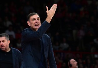 Επεισόδιο Μπαρτζώκα με οπαδό μετά το τέλος του παιχνιδιού με την Ντουμπάι (vid)