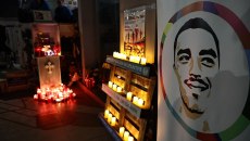 Τελετή μνήμης για τον Άλκη Καμπανό, τέσσερα χρόνια μετά τη δολοφονία του – Άναψαν συμβολικά 19 κεριά (pics)