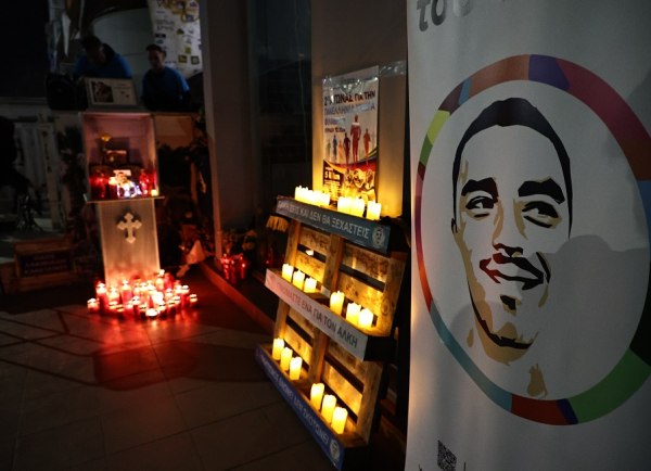 Τελετή μνήμης για τον Άλκη Καμπανό, τέσσερα χρόνια μετά τη δολοφονία του – Άναψαν συμβολικά 19 κεριά (pics)