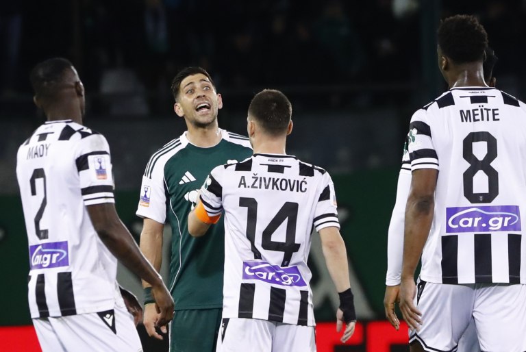 Παναθηναϊκός: Ένταση με Μπακασέτα και οπαδούς μετά την ήττα από τον ΠΑΟΚ