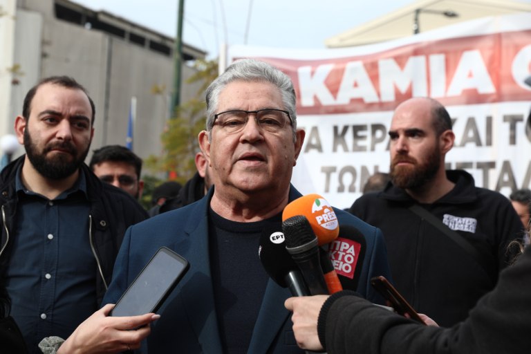 Κουτσούμπας: Η ανθρώπινη ζωή είναι πάνω από τα κέρδη τους – «Παρών» στην απεργιακή συγκέντρωση στον Πειραιά