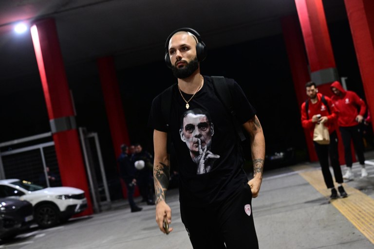 Ολυμπιακός: Με μπλουζάκι Μπαρτζώκα ο Φουρνιέ (pics)