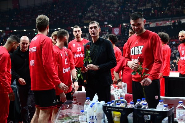 Φόρος τιμής στο ΣΕΦ για τα θύματα της «Θύρας 7» από τον Ολυμπιακό και τον Χάκετ (vids)