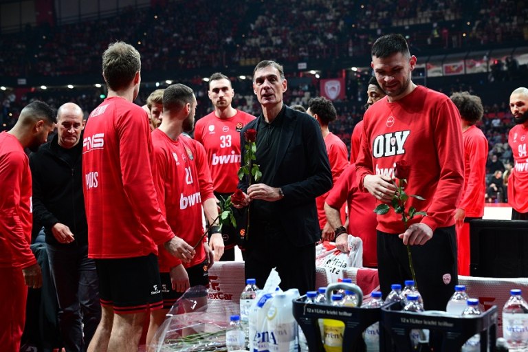 Φόρος τιμής στο ΣΕΦ για τα θύματα της «Θύρας 7» από τον Ολυμπιακό και τον Χάκετ (vids)