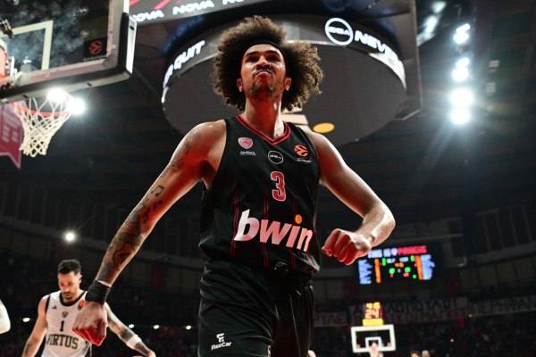 Η σπουδαία κίνηση του Γουόρντ: Σκόραρε και φίλησε το σήμα του Ολυμπιακού (vid)