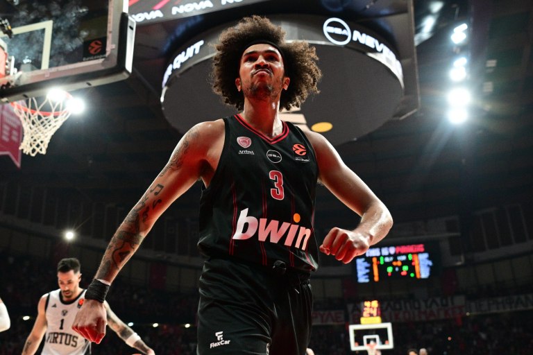 Η σπουδαία κίνηση του Γουόρντ: Σκόραρε και φίλησε το σήμα του Ολυμπιακού (vid)