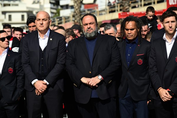 «Αθάνατοι»: Η οικογένεια του Ολυμπιακού τίμησε τα θύματα της Θύρας 7 (vids, pics)