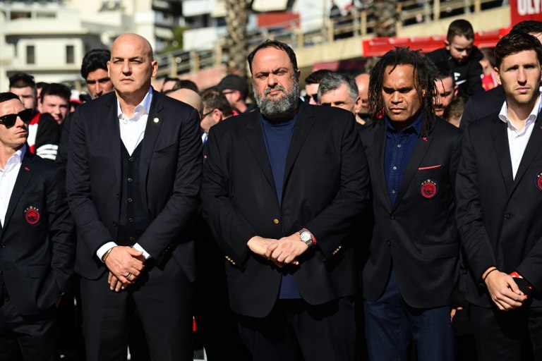 «Αθάνατοι»: Η οικογένεια του Ολυμπιακού τίμησε τα θύματα της Θύρας 7 (vids, pics)