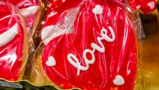 Αγίου Βαλεντίνου: Κορυφώνεται η κίνηση στα καταστήματα – Ουρές σε ανθοπωλεία και ζαχαροπλαστεία