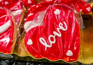 Αγίου Βαλεντίνου: Κορυφώνεται η κίνηση στα καταστήματα – Ουρές σε ανθοπωλεία και ζαχαροπλαστεία